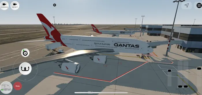 Verkehrsflugzeug an der Parkposition vor dem Terminalgebäude